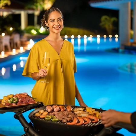 Oriental Hotel Okinawa Resort & Spa Nago Eksteriør billede A woman cooking a barbecue