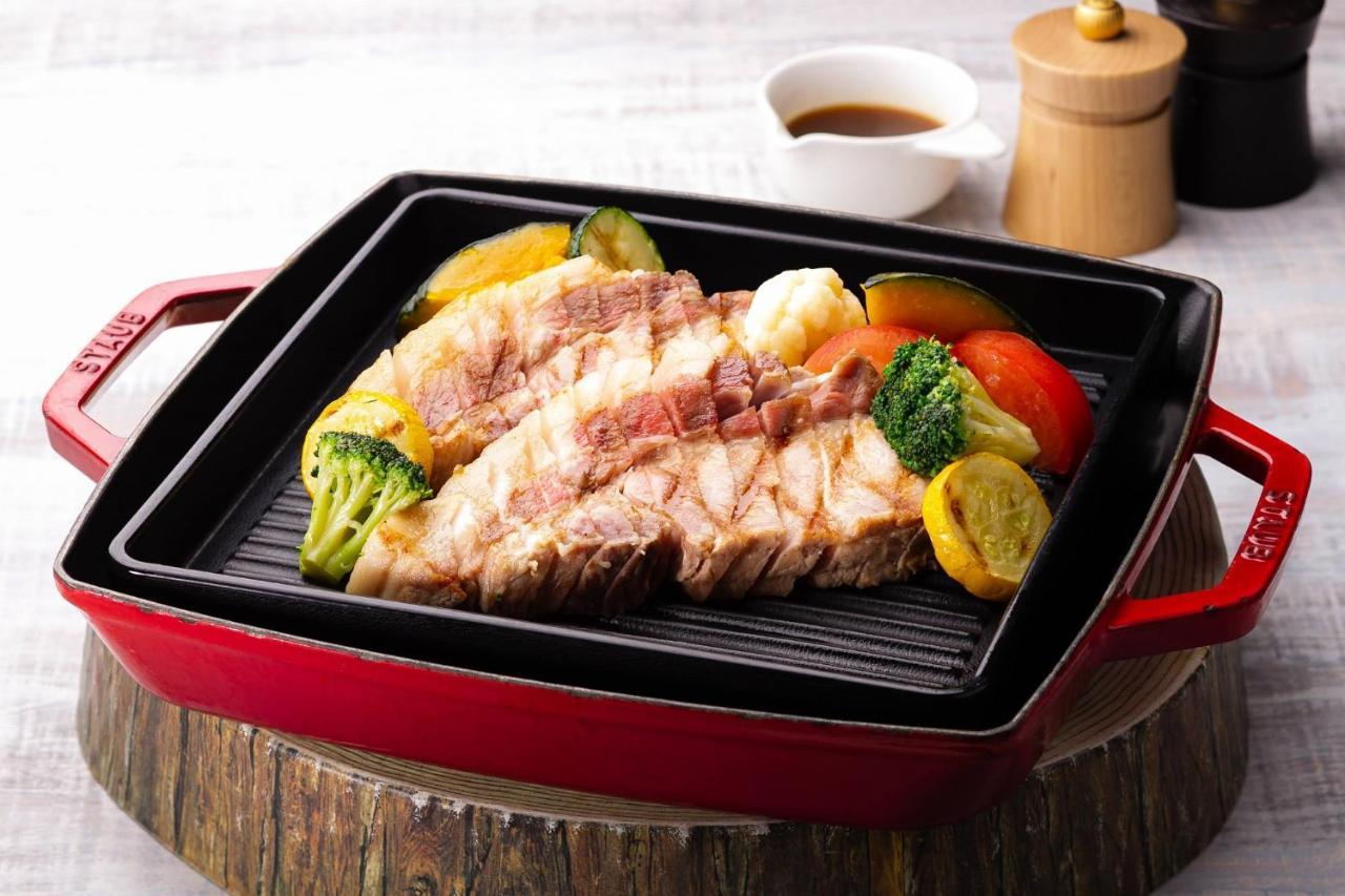 Oriental Hotel Okinawa Resort & Spa Nago Eksteriør billede A cast iron grill pan