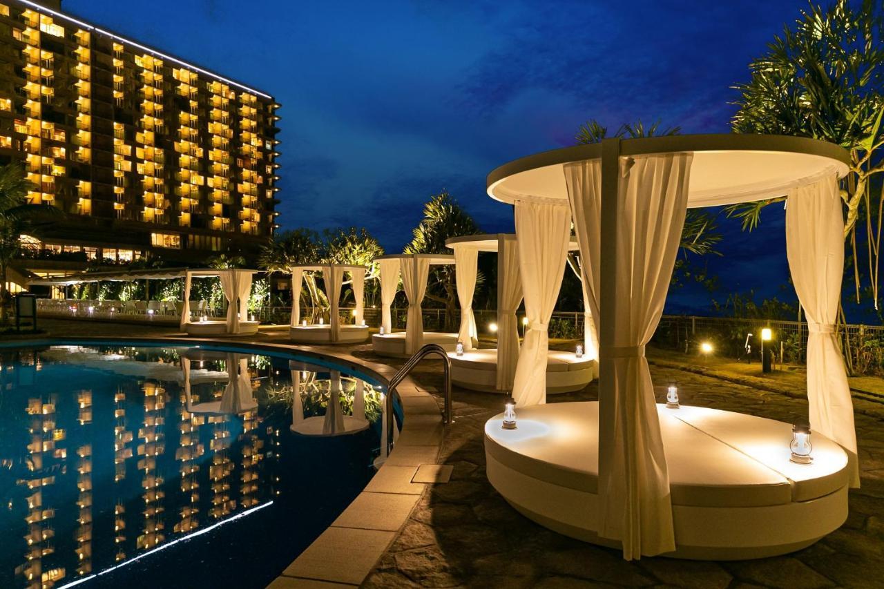 Oriental Hotel Okinawa Resort & Spa Nago Eksteriør billede The pool at the Royal Garden Villas