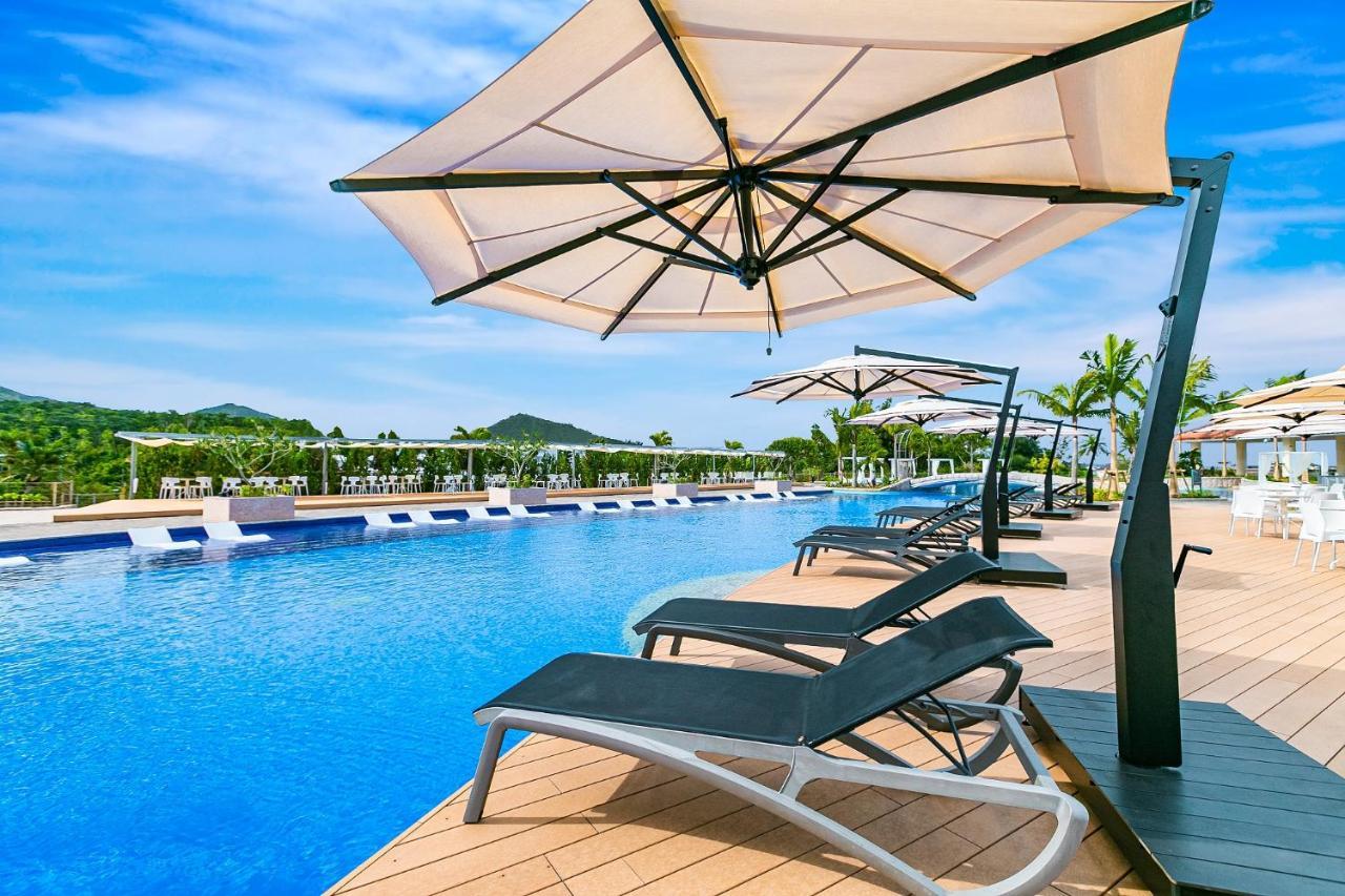 Oriental Hotel Okinawa Resort & Spa Nago Eksteriør billede The pool at the resort