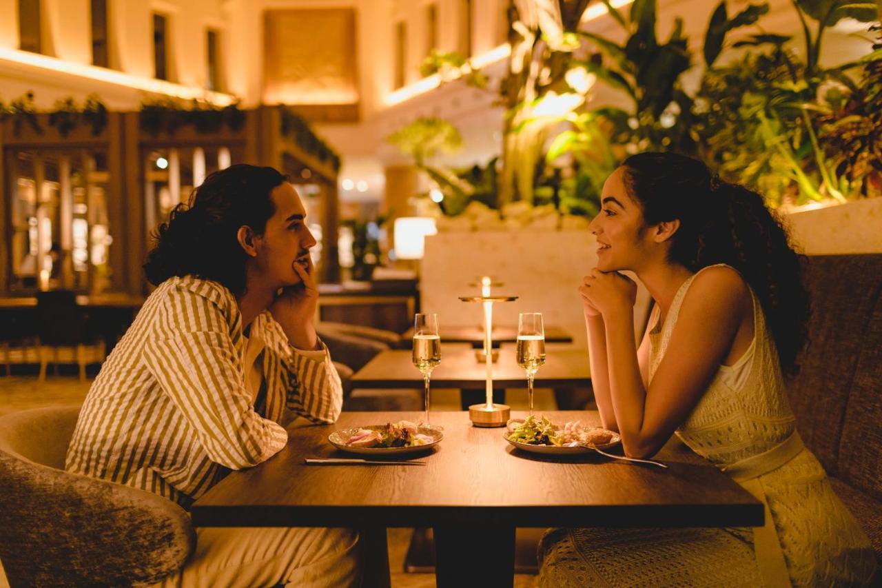 Oriental Hotel Okinawa Resort & Spa Nago Eksteriør billede A couple on a date