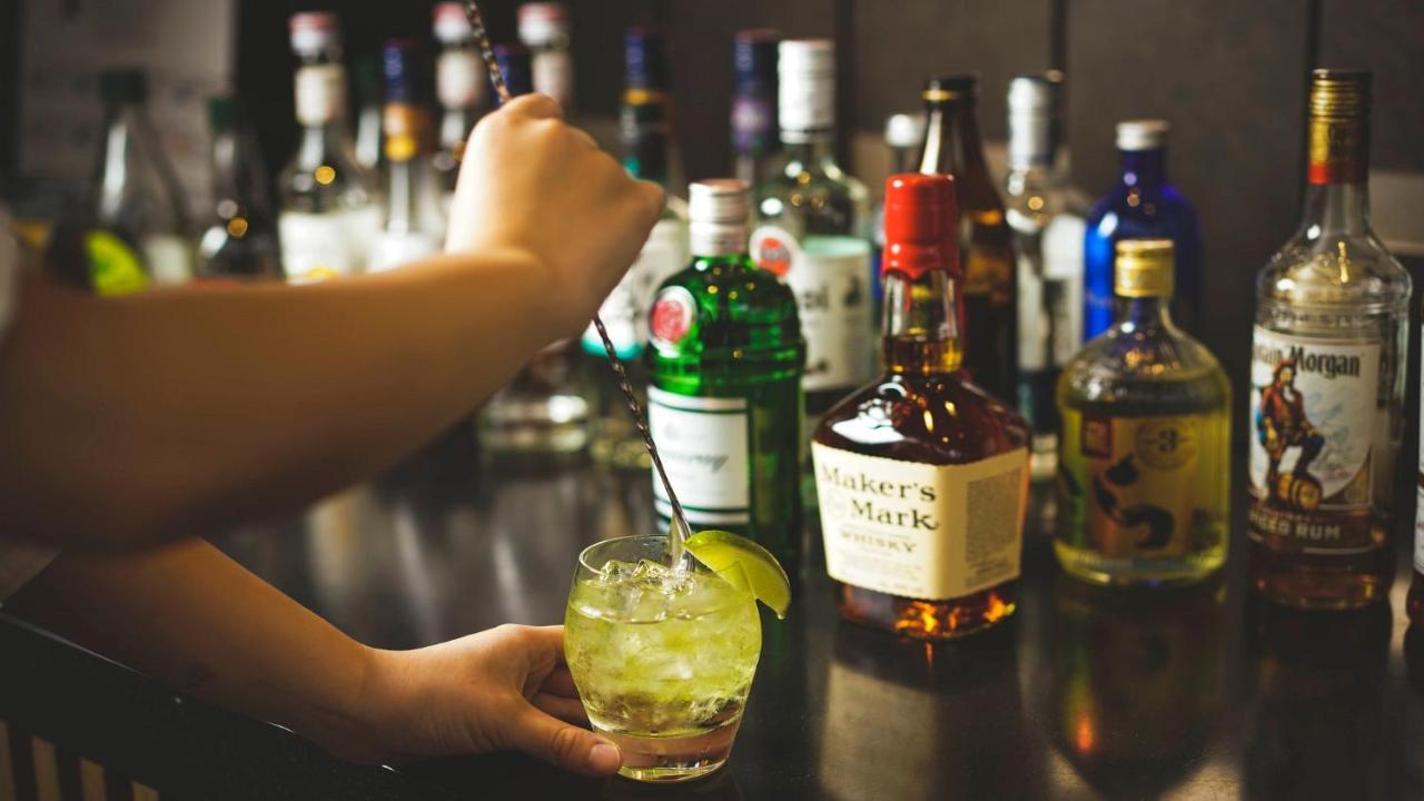 Oriental Hotel Okinawa Resort & Spa Nago Eksteriør billede A bartender preparing a cocktail