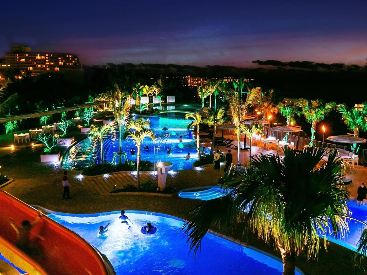 Oriental Hotel Okinawa Resort & Spa Nago Eksteriør billede The resort at night