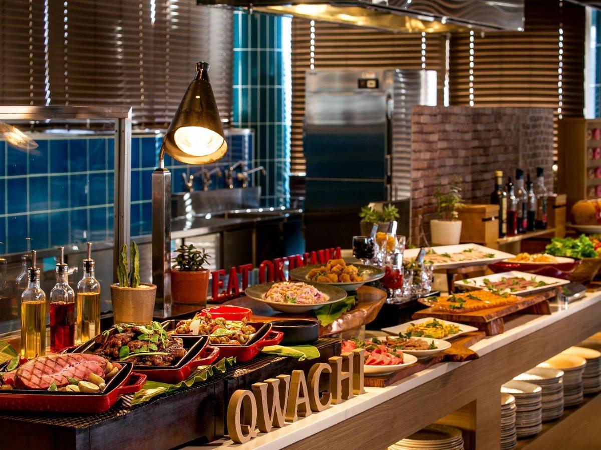 Oriental Hotel Okinawa Resort & Spa Nago Eksteriør billede A buffet at a restaurant