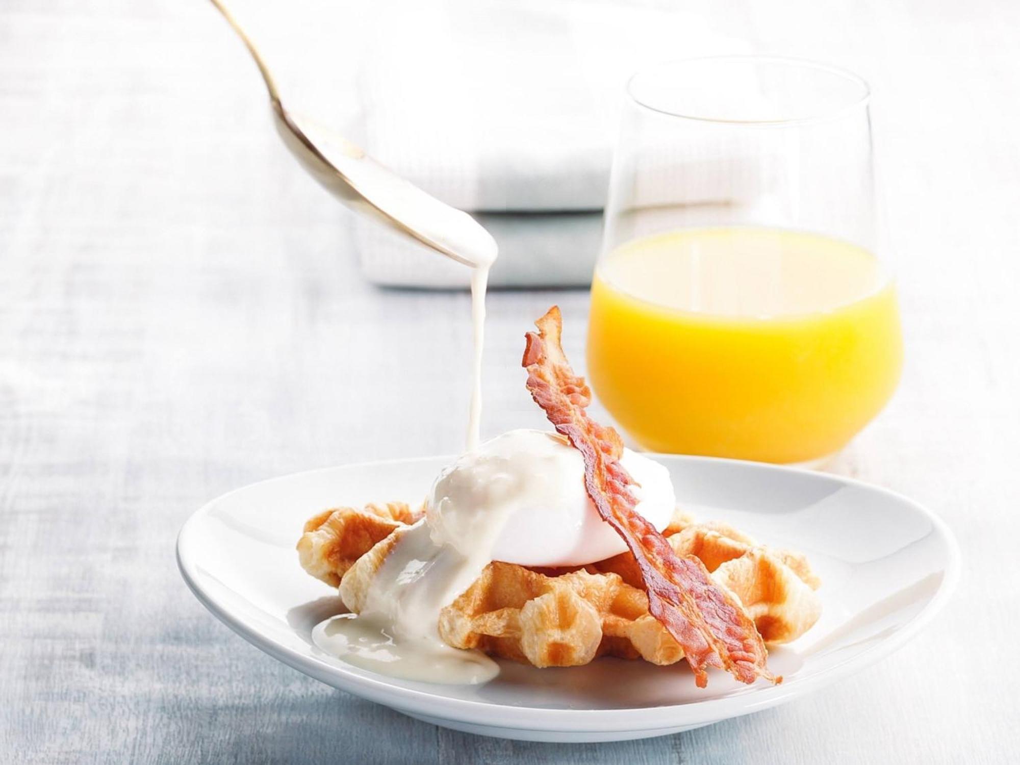 Oriental Hotel Okinawa Resort & Spa Nago Eksteriør billede A breakfast of waffles, bacon and orange juice