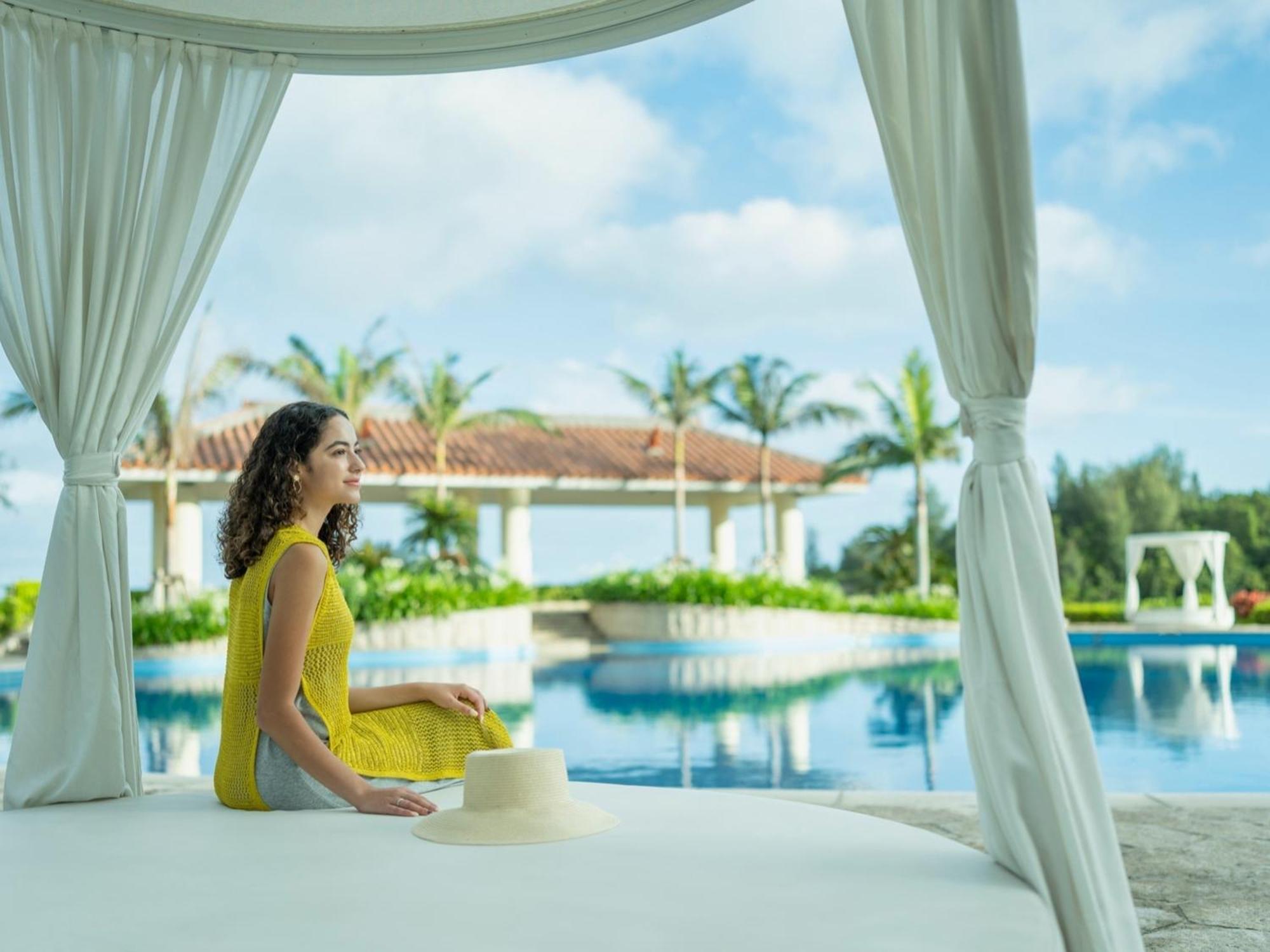 Oriental Hotel Okinawa Resort & Spa Nago Eksteriør billede A woman relaxing at a resort