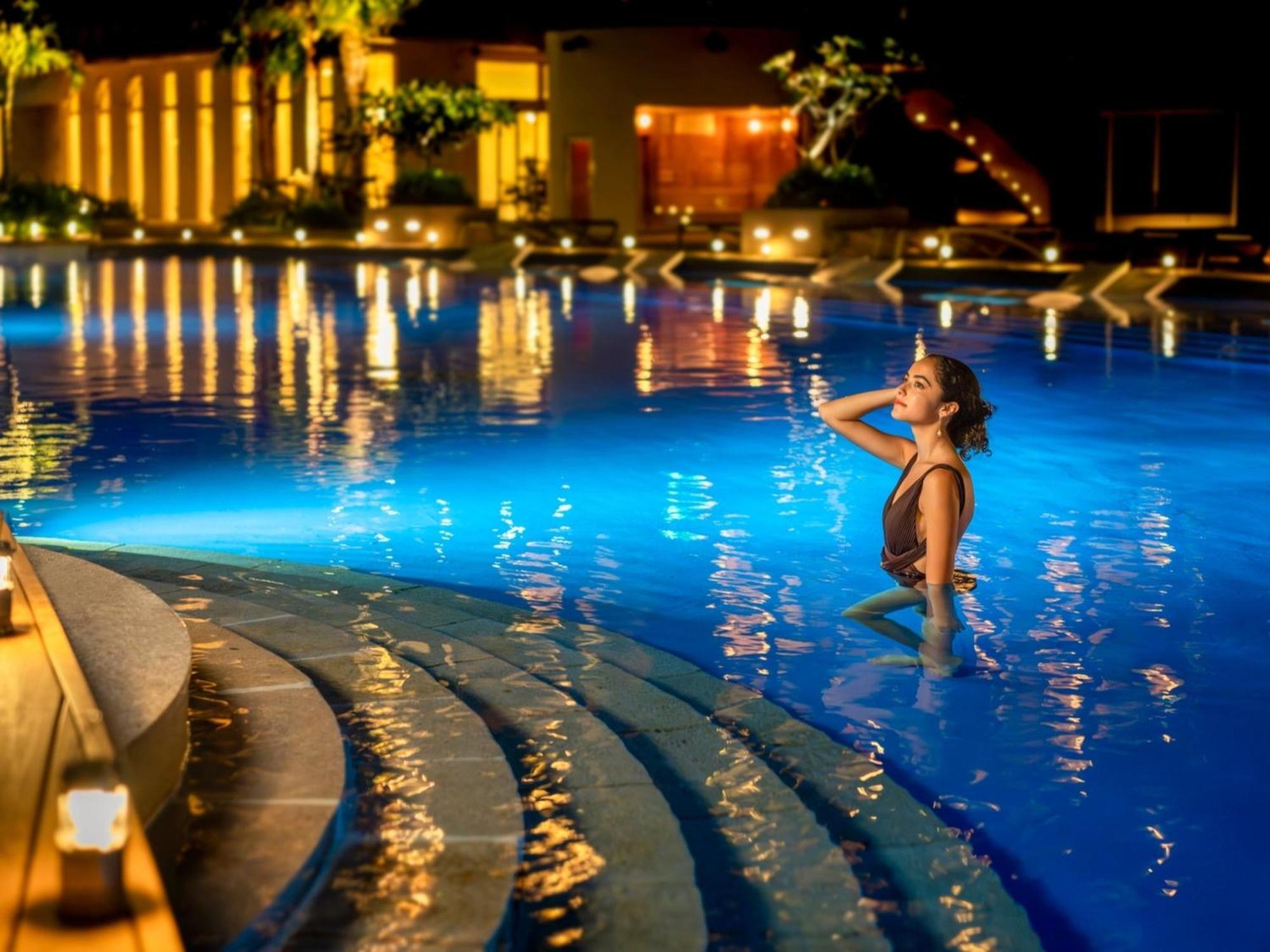 Oriental Hotel Okinawa Resort & Spa Nago Eksteriør billede The pool at the resort