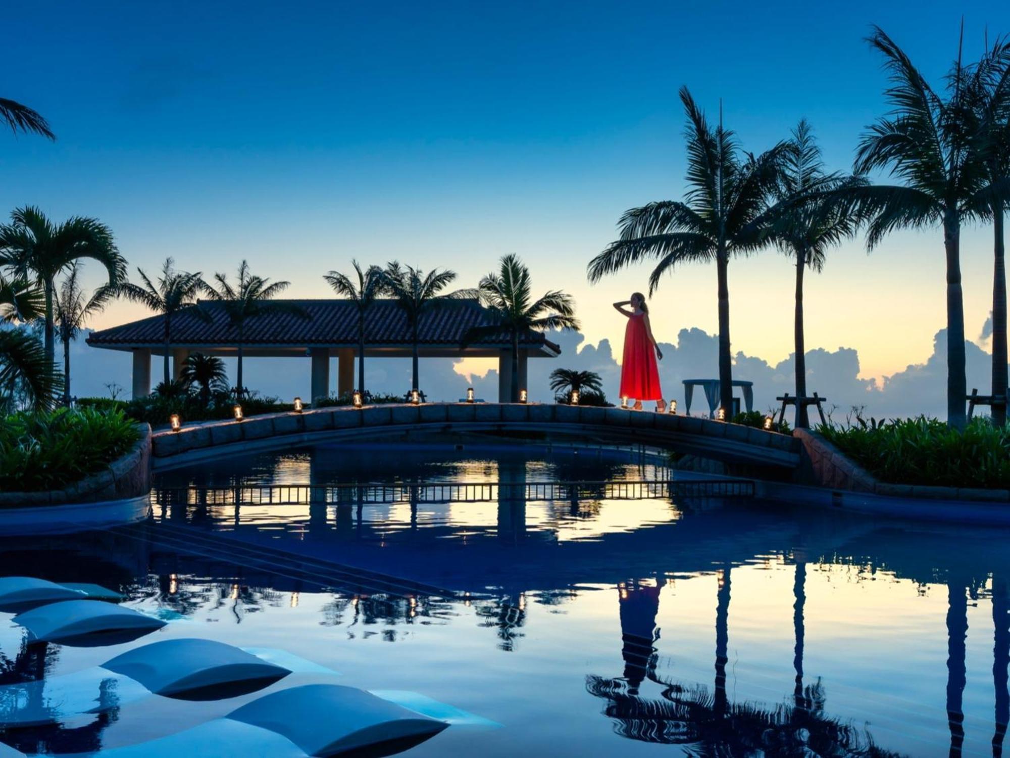 Oriental Hotel Okinawa Resort & Spa Nago Eksteriør billede The pool at the hotel